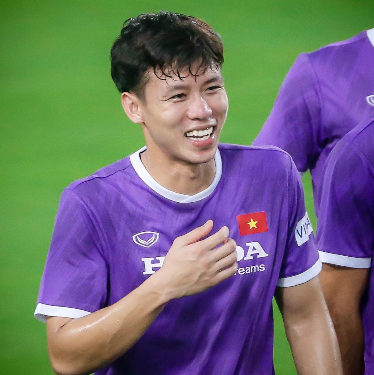  Thay ảnh đại diện Facebook sau khi kết thúc hành trình tại vòng loại thứ hai World Cup 2022, song Quế Ngọc Hải cũng bị đồng đội đăng lên mạng bức ảnh cách đây nhiều năm. Nhiều fan ngưỡng mộ khi "ông bố trẻ" có ngoại hình ngày càng điển trai, thu hút. Quế Ngọc Hải đang cùng các cầu thủ CLV Viettel cách ly tại Thái Lan trong thời gian chờ giải đấu AFC Champions League. Ảnh: Quế Ngọc Hải.