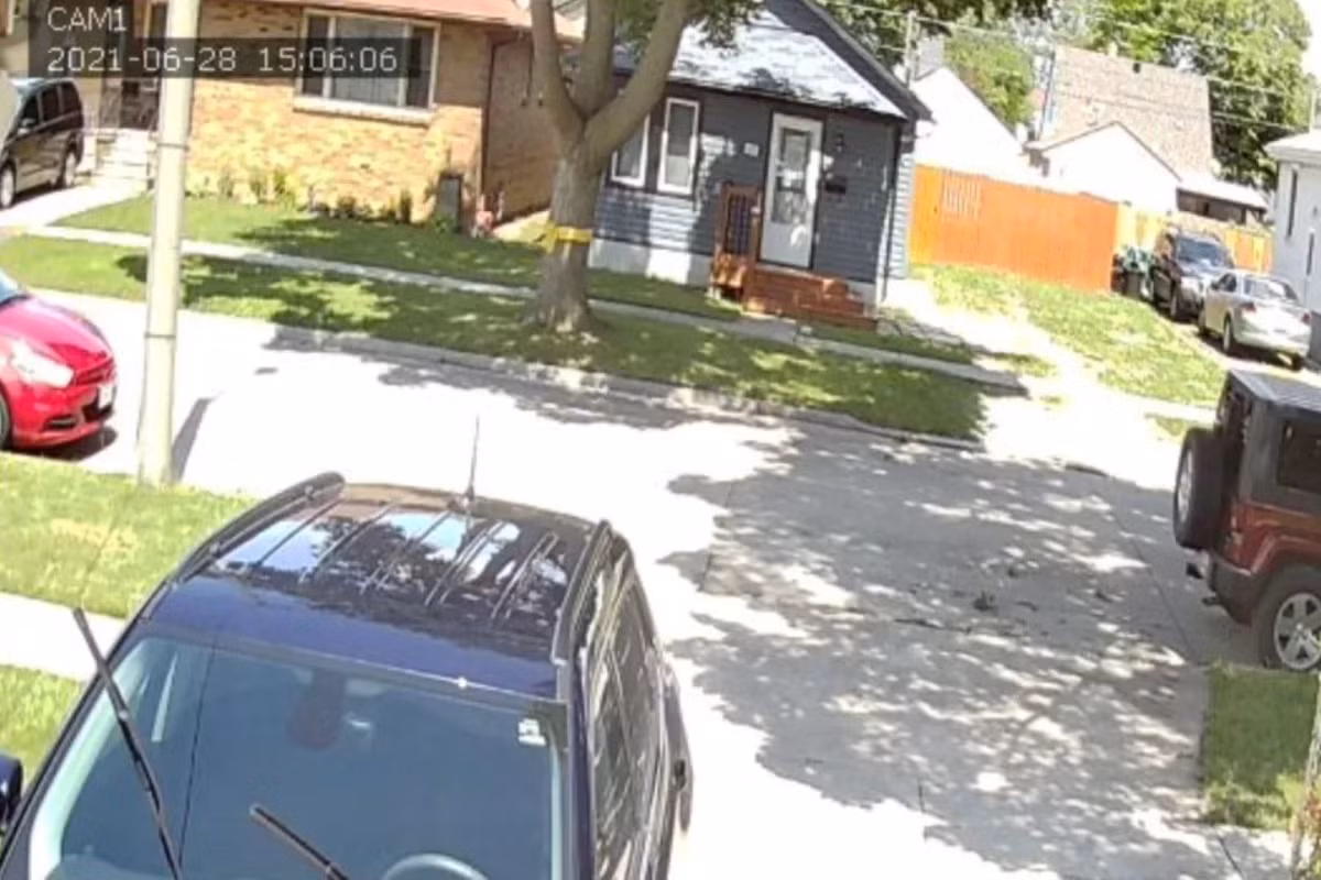 Hang loat clip nhay cam cua camera trong nha bi dua len mang o Canada-Hinh-3