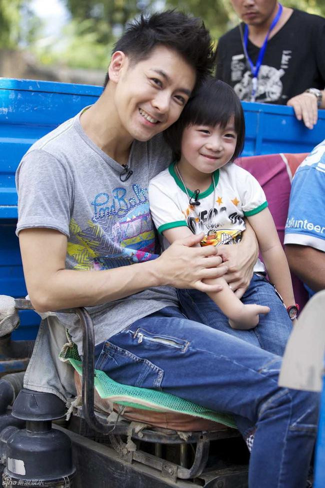 Sao Hoa ngu chi bao nhieu tien hoc phi cho con?