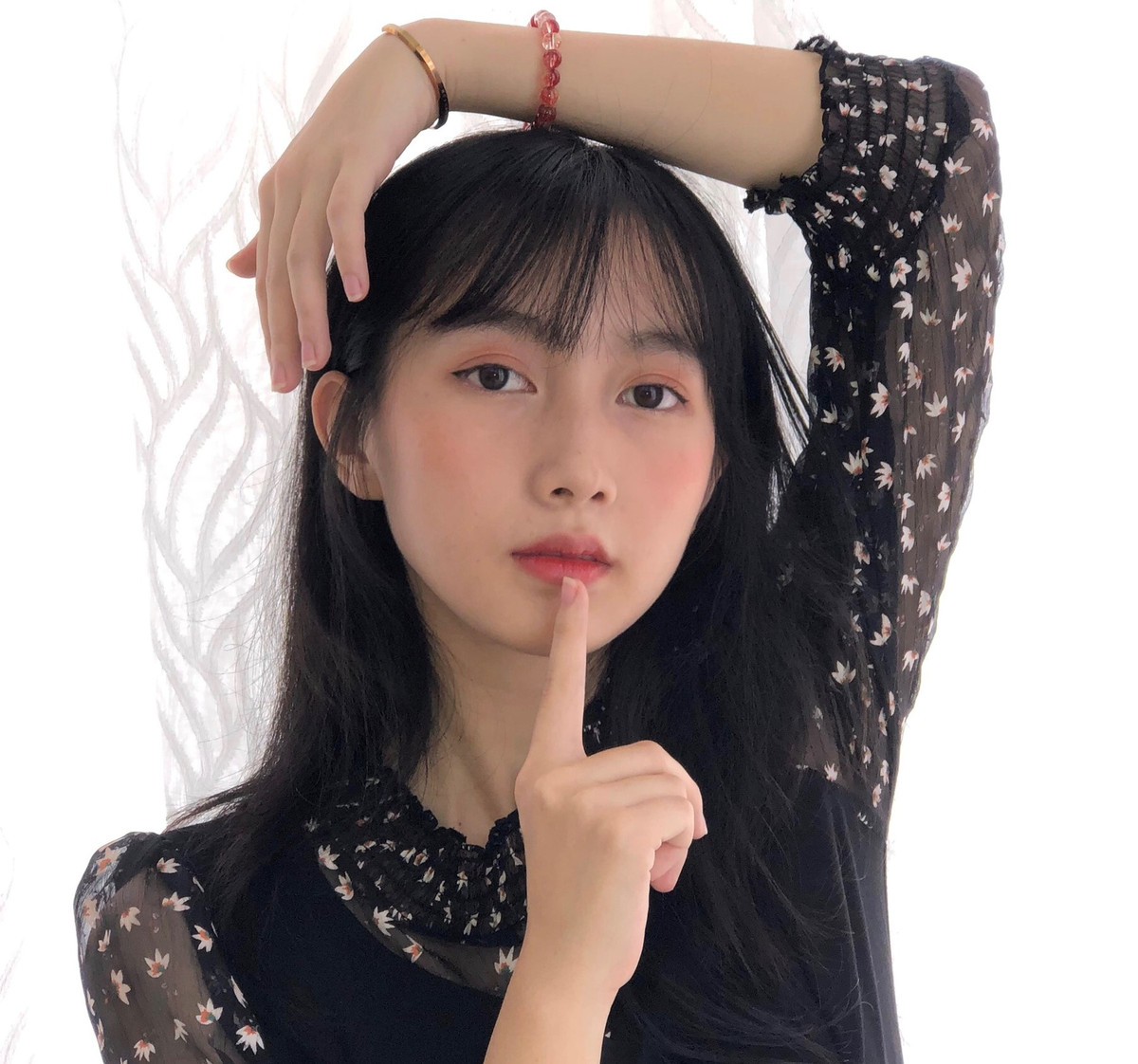 “Trước đây mình hay bị người khác nói những câu như: ‘Nhìn điệu như thế chắc không lo học mà chỉ biết làm đẹp, yêu đương thôi’. Nghe những lời đó mình thấy buồn, bởi vậy bản thân luôn cố gắng nhiều hơn để chứng minh ngoại hình và thành tích hoàn toàn không tỷ lệ nghịch, thành công phụ thuộc vào sự nỗ lực và tài năng của mỗi người”, Huyền My chia sẻ.