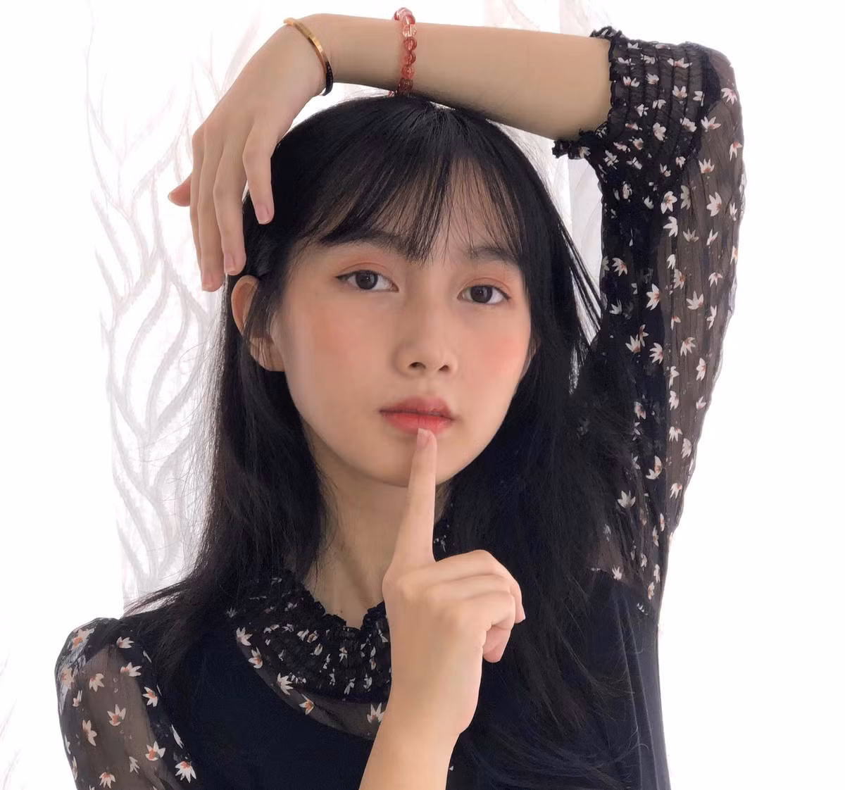 “Trước đây mình hay bị người khác nói những câu như: ‘Nhìn điệu như thế chắc không lo học mà chỉ biết làm đẹp, yêu đương thôi’. Nghe những lời đó mình thấy buồn, bởi vậy bản thân luôn cố gắng nhiều hơn để chứng minh ngoại hình và thành tích hoàn toàn không tỷ lệ nghịch, thành công phụ thuộc vào sự nỗ lực và tài năng của mỗi người”, Huyền My chia sẻ.