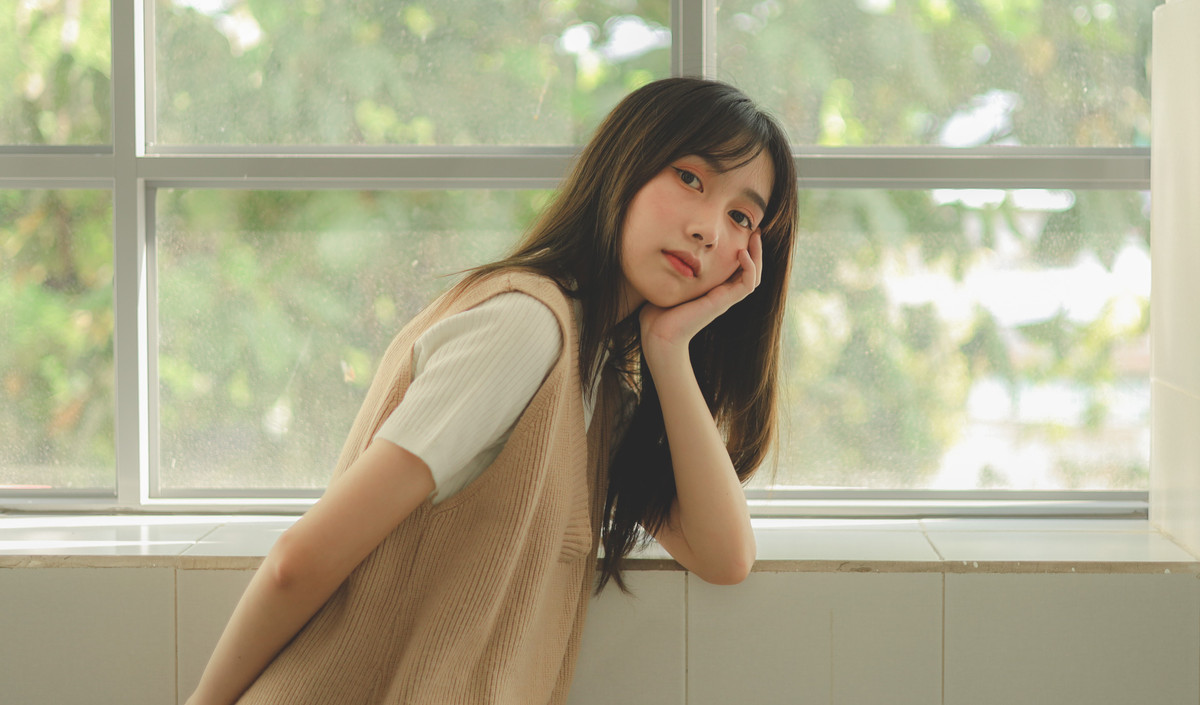 Ngoài việc học, Huyền My còn có nghề tay trái là làm mẫu ảnh. “Hồi học năm nhất, khi đang đi dạo trong công viên, mình vô tình được mời đi làm mẫu rồi theo nó cho đến bây giờ. Mình cũng khá bất ngờ vì trước đó chưa từng nghĩ bản thân có năng khiếu hay phù hợp làm mẫu ảnh. Bây giờ, nó lại trở thành đam mê lớn của mình”, nữ sinh Ngoại thương nói về cơ duyên với công việc đang theo đuổi.