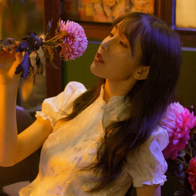 br/> Có ngoại hình xinh xắn cùng biểu cảm cuốn hút, Huyền My được nhiều shop thời trang mời hợp tác. Dù không quá đề cao chuyện kiếm tiền khi đang đi học, công việc hiện tại cũng giúp cô có được nguồn thu nhập nhỏ để trang trải chi phí và tiết kiệm cho tương lai. “Mình cố gắng cân bằng giữa việc đi học và đi làm thêm bên ngoài, để nó không quá ảnh hưởng đến quá trình học tập trên trường”.