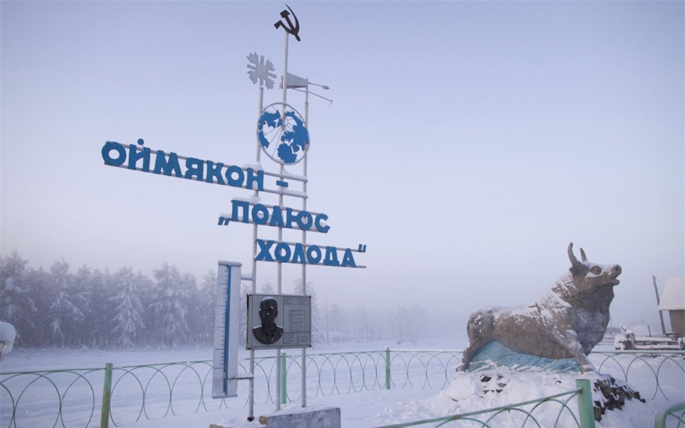 Oymyakon nằm cách Yakutsk khoảng 2 ngày đường, nối liền 2 địa điểm này là Cao tốc Kolyma R504.