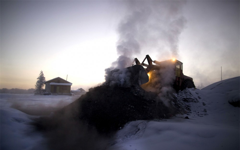 Phần lớn người dân vẫn dùng củi và than để sưởi ấm.