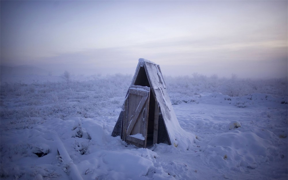 Người ta hiếm gặp những thứ tiện nghi hiện đại ở đây, nhiều gia đình vẫn có nhà vệ sinh ngoài trời.