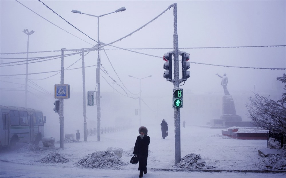 Cửa ngõ Oymyakon là Yakutsk, thành phố lạnh nhất thế giới nằm tại phía Bắc nước Nga, nơi sinh sống của hơn 250.000 người.