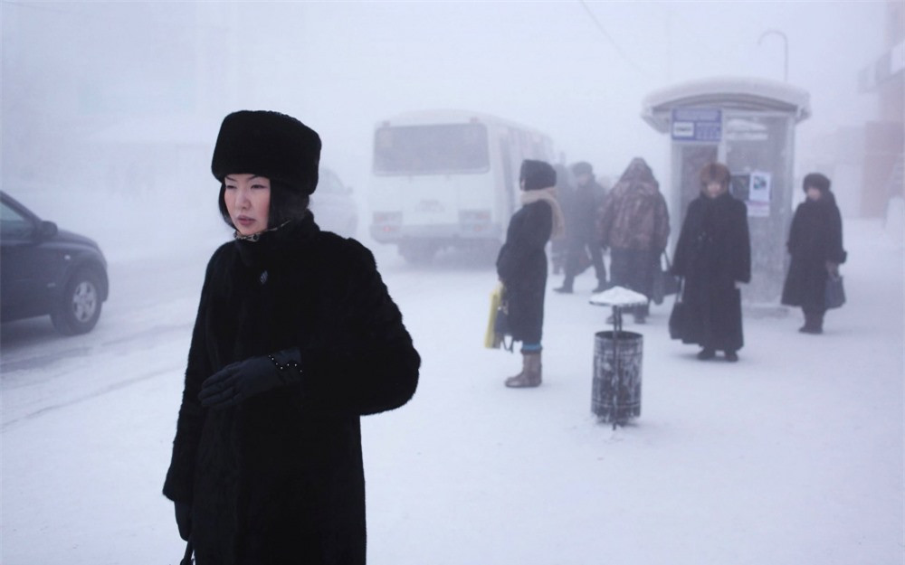 Nhiếp ảnh gia Amos Chapple cho biết người dân ở Yakutsk “thân thiện, chất phác và ăn mặc đẹp”. Họ chống chọi với cái rét khủng khiếp bằng loại đồ uống họ gọi là “trà”, cách họ gọi rượu vodka.