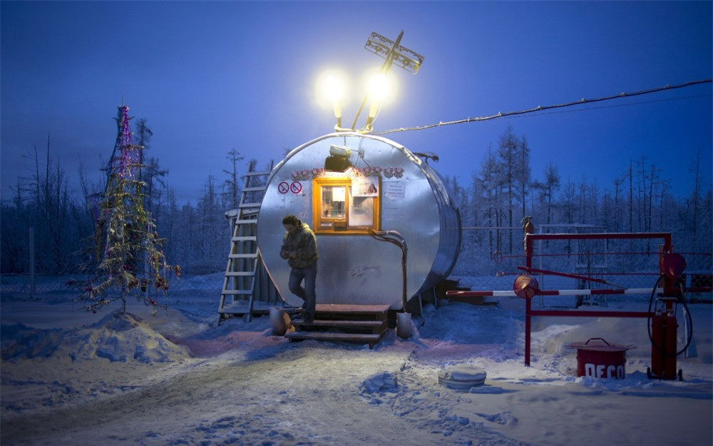  Ngôi làng nằm ở độ cao 750 m trên mực nước biển, ngày dài 3 tiếng vào mùa đông và 21 tiếng vào mùa hè.