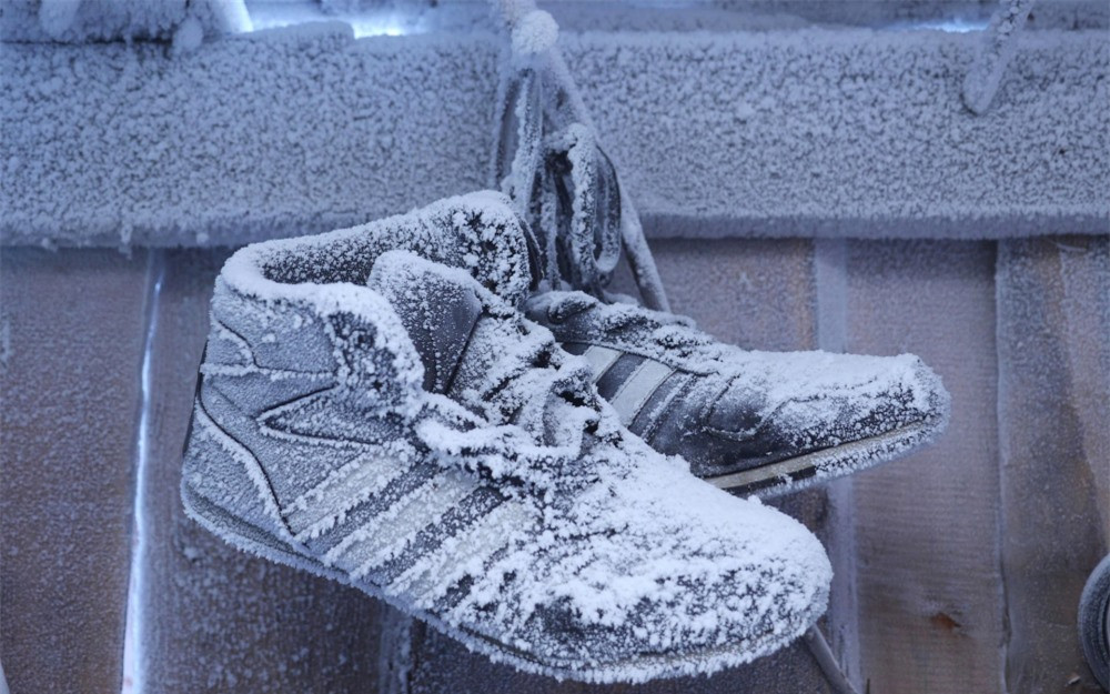 Đôi giày đóng băng vì để ngoài trời. 