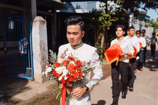 Hai chàng trai nên duyên từ cú tát trời giáng - Hình 3 Hai chang trai nen duyen tu cu tat troi giang-Hinh-3