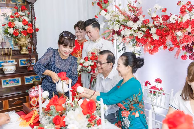 Hai chàng trai nên duyên từ cú tát trời giáng - Hình 5 Hai chang trai nen duyen tu cu tat troi giang-Hinh-5