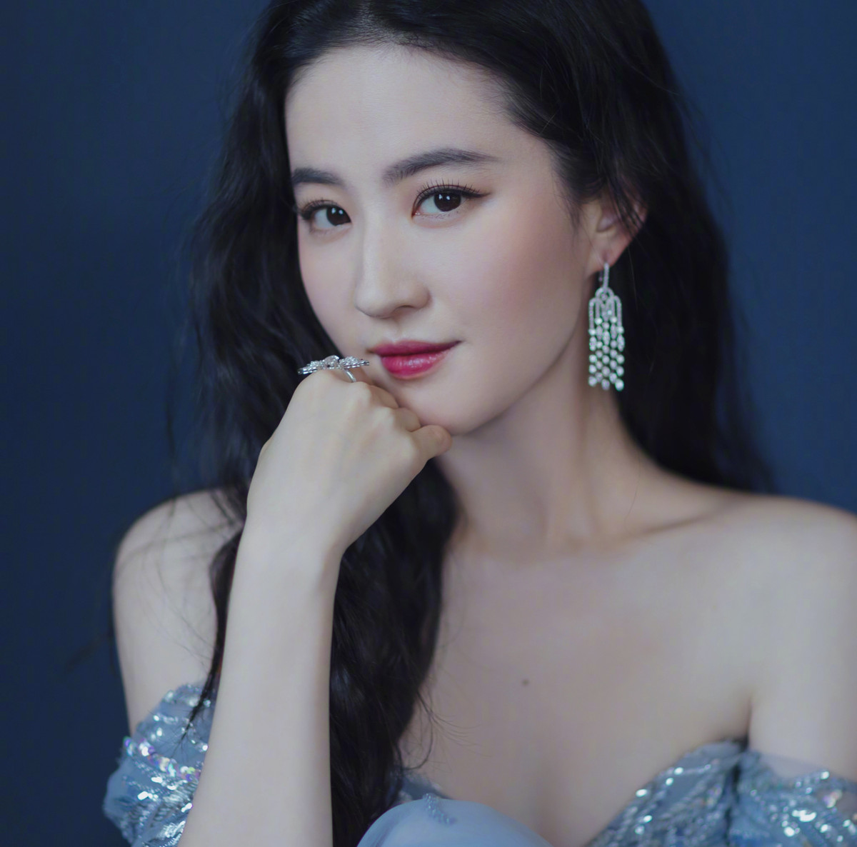 Lưu Diệc Phi sinh năm 1987, nổi tiếng từ năm 16 tuổi với các tác phẩm như Thiên long bát bộ, Kim phấn thế gia, Thần điêu đại hiệp, Tiên kiếm kỳ hiệp. Cô được mệnh danh là "thần tiên tỷ tỷ" với ngoại hình đẹp nổi bật. Nhiều năm qua, các nghệ sĩ trẻ muốn kế thừa danh hiệu này của Lưu Diệc Phi như Dương Siêu Việt, Triệu Lộ Tư, Vương Sở Nhiên... Tuy nhiên, khán giả vẫn chưa tìm thấy ai có thể so sánh với người đẹp họ Lưu.