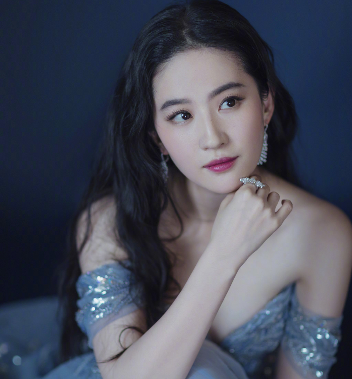 Nổi bật trong mảng thời trang, Lưu Diệc Phi còn được các nhãn hàng săn đón. Cô cũng là đại diện của nhãn hàng cao cấp Louis Vuitton thay Phạm Băng Băng.