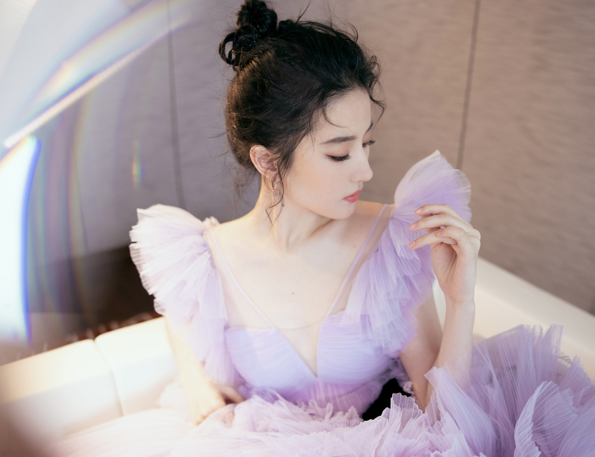 Sự hưởng ứng của người xem khiến các nhà sản xuất, đầu tư phim ảnh muốn mời Lưu Diệc Phi tham gia các tác phẩm khác. Theo Sohu, nữ diễn viên đã ký hợp đồng dự án mới với Tencent.