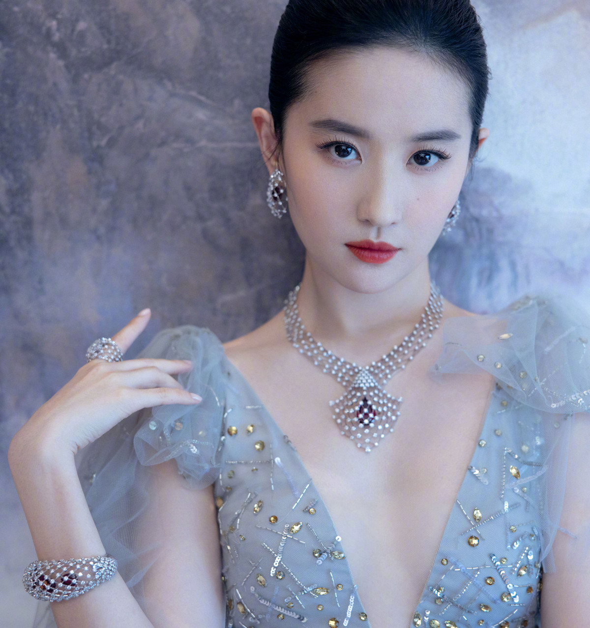 Nữ diễn viên đang đóng phim Mộng hoa lục. Trailer của tác phẩm ra mắt nhận được sự đánh giá tích cực của khán giả. Đây là bộ phim truyền hình mới của nữ diễn viên sau 4 năm kể từ khi tham gia Nam yên trai bút lục. Tuy nhiên, Nam yên trai bút lục chưa được phát sóng, do đó, tác phẩm mới này là sự trở lại của "thần tiên tỷ tỷ" kể từ năm 2006.