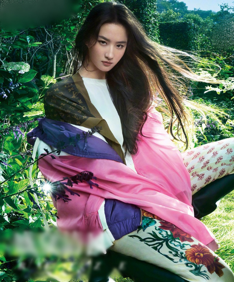  Theo Sina, tuy xếp chung nhóm với các tiểu hoa đán sinh năm 1985, Lưu Diệc Phi vẫn được đánh giá cao hơn một bậc. Cô nổi tiếng từ sớm, tham gia nhiều tác phẩm kinh điển. Ngoài ra, nữ diễn viên còn được Disney lựa chọn đóng chính trong Hoa Mộc Lan (Mulan). Từ đó, cô còn được gọi là "công chúa Disney". Trong khi đó, Dương Mịch hay Triệu Lệ Dĩnh chỉ thành công ở mảng truyền hình, chưa có tác phẩm vươn tầm quốc tế.