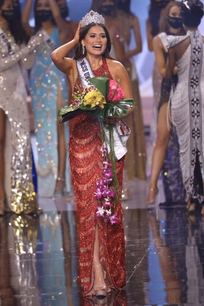 Miss Universe 2020 ha man, dan mang chi ra thi sinh 