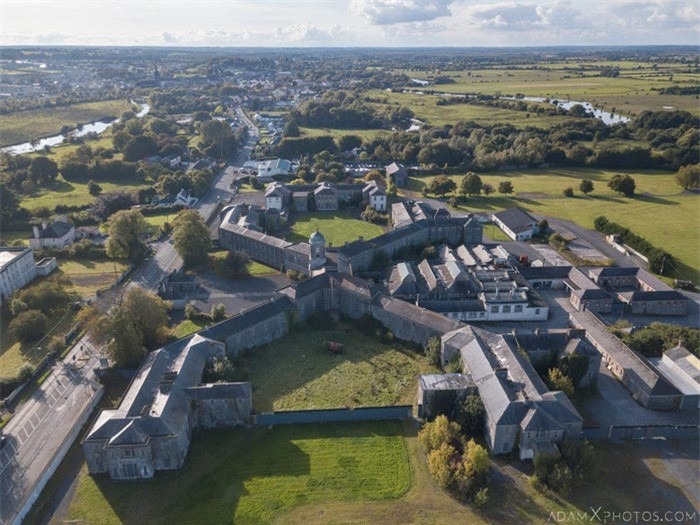 Bệnh viện St. Brigid nằm ở Ballinasloe, Galway, Ireland, được thiết kế với sứa chứa 840 bệnh nhân. Nơi này được dành riêng cho những bệnh nhân được điều trị chứng mất trí nhớ. 