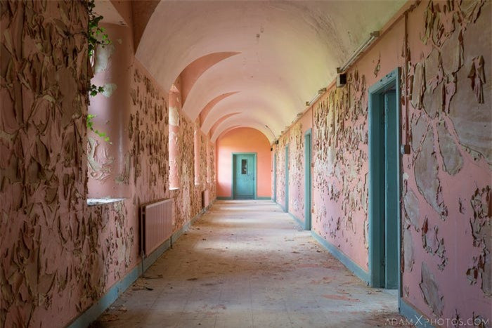 AdamX đã sử dụng máy bay không người lái để ghi lại những bức ảnh từ trên cao. Khi bước vào bên trong bệnh viện, hầu hết các sảnh đều trống rỗng, hành lang dài với những lớp sơn bong tróc, cũ kỹ, chẳng có gì nhiều ở đây, những đồ vật cá nhân bị bỏ lại rất ít. 