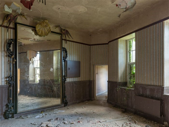 Mọi người thường cho rằng, các toà nhà bỏ hoang rất đáng sợ hoặc đáng lo ngại, nhưng AdamX nhận thấy nơi này rất yên tĩnh, có cảm giác thư giãn và an toàn.