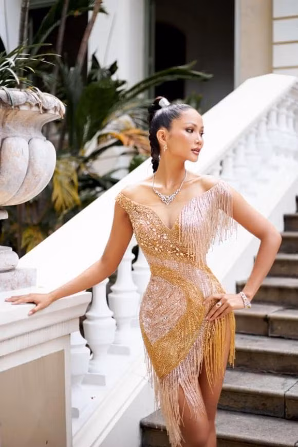 Bat gap H'Hen Nie vay taxi di duong, body that co nhu anh?-Hinh-8