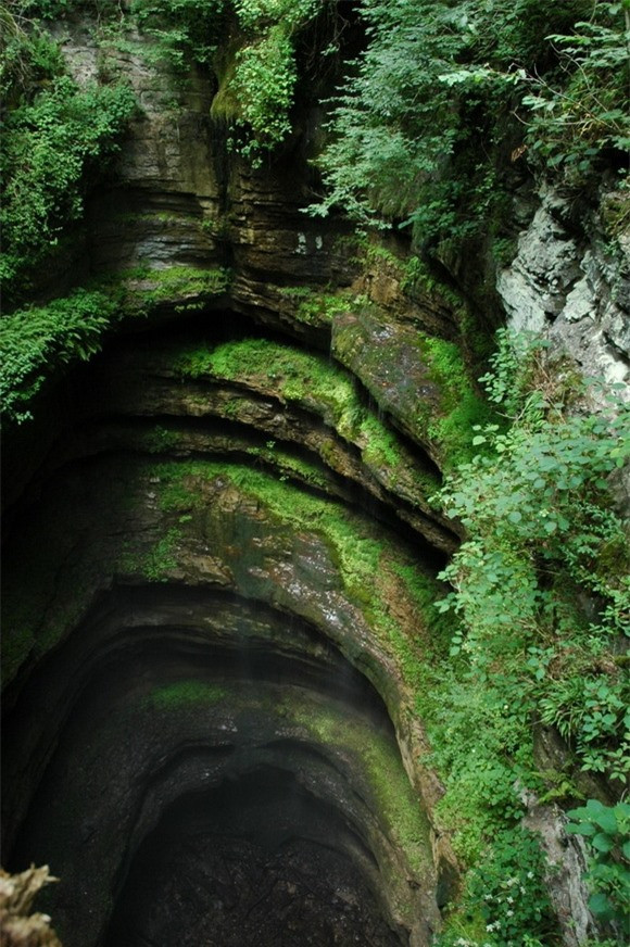 Chiêm ngưỡng cảnh đẹp "mê hồn" của 6 hố tự nhiên trên thế giới ảnh 11