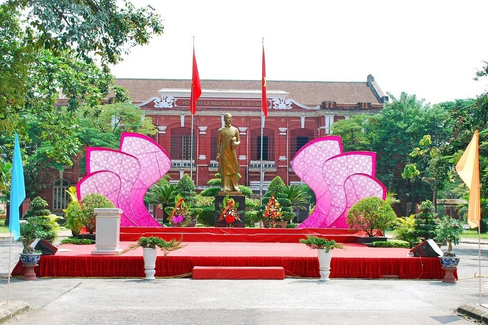 Tính đến hết Olympia năm 21, 57 trường trên toàn quốc có thí sinh tham dự chung kết năm (chung kết O21 chưa diễn ra). Trong đó, 17 trường có thí sinh vô địch. THPT chuyên Quốc học Huế (Thừa Thiên - Huế), THPT chuyên Nguyễn Bỉnh Khiêm (Vĩnh Long) và THPT Hòn Gai (Quảng Ninh) đều từng có 2 học sinh chiến thắng tại trận chung kết Olympia. Ảnh: THPT chuyên Quốc học Huế.