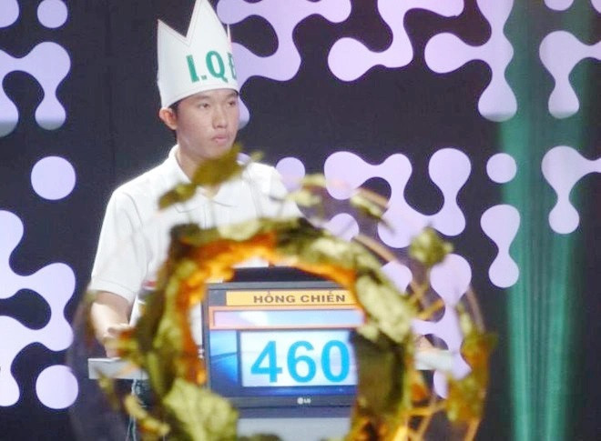  460 là điểm số kỷ lục mà thí sinh giành được trong một trận đấu của Olympia. Trong số hàng nghìn thí sinh từng dự thi trong 21 năm qua, chỉ có 3 chàng trai chạm tới thành tích này là Huỳnh Nguyễn Hồng Chiến (năm 15), Phan Đăng Nhật Minh (vô địch năm 17) và Nguyễn Bá Vinh (vào chung kết năm 19). Nữ thí sinh có điểm chung cuộc cao nhất 21 năm của chương trình là Đỗ Hồng Liên (năm 21) với 390 điểm. Ảnh: VTV.