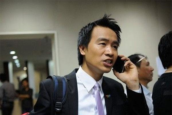 Công Phượng ngã rồi", BLV Tạ Biên Cương nói về pha Công Phượng bị đối thủ phạm lỗi.