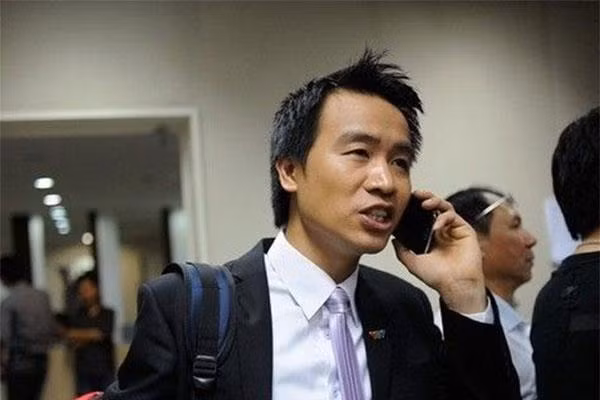 "Công Phượng ngã rồi", BLV Tạ Biên Cương nói về pha Công Phượng bị đối thủ phạm lỗi.