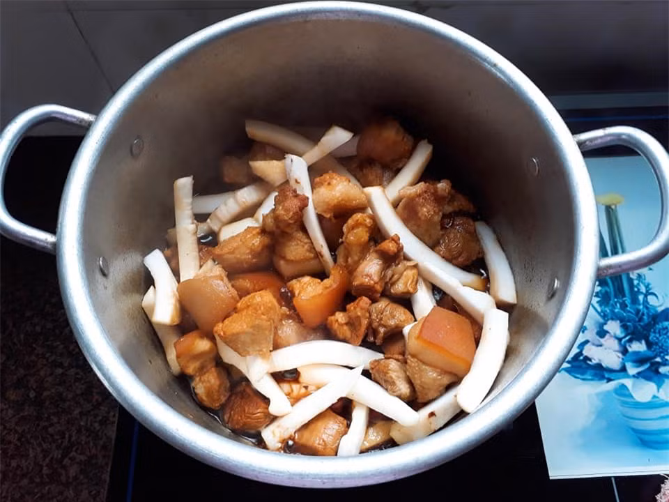 Cách làm thịt kho dừa thơm ngon, béo ngậy ảnh 3
