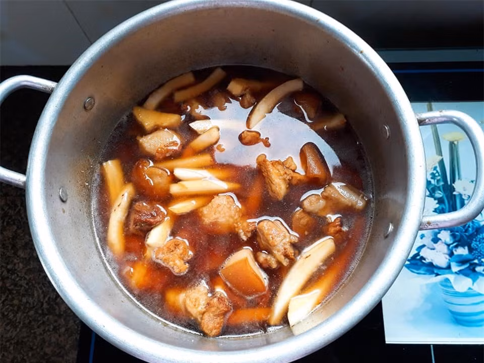 Cách làm thịt kho dừa thơm ngon, béo ngậy ảnh 4