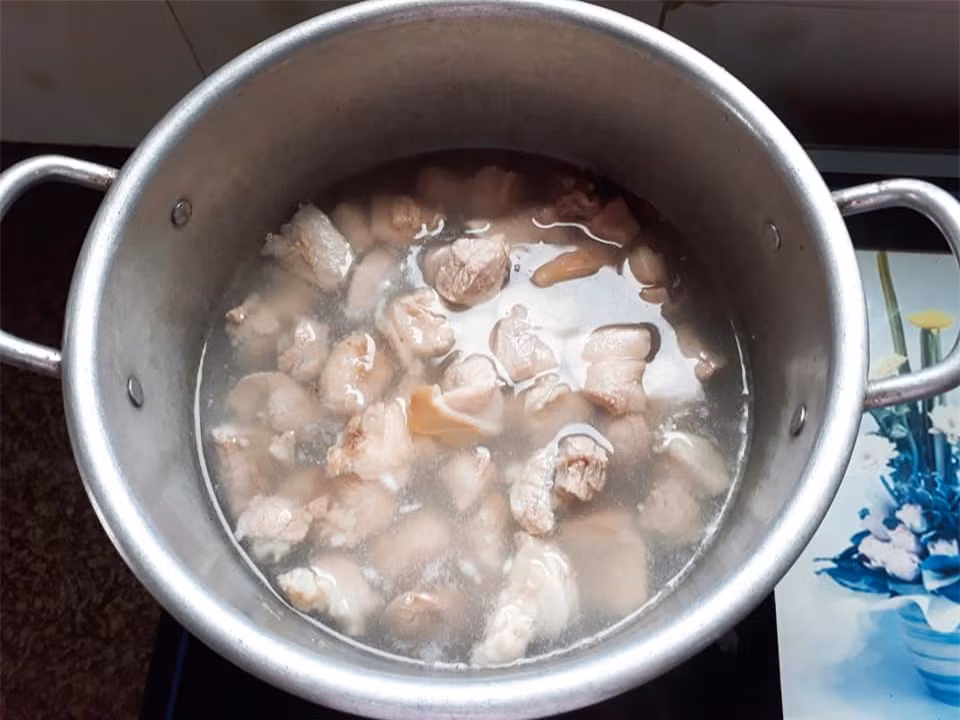 Cách làm thịt kho dừa thơm ngon, béo ngậy ảnh 2