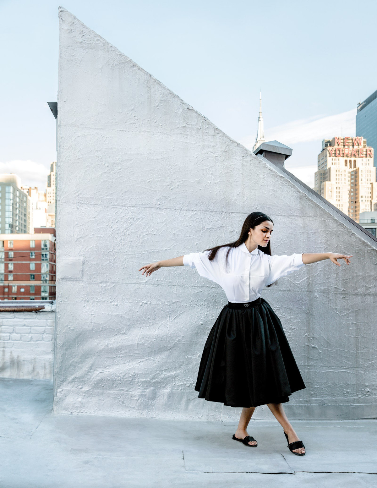 Sắp tới, ngoài West Side Story và dự án chuyển thể của Snow White and the Seven Dwarfs, Rachel Zegler có tên trong tác phẩm siêu anh hùng Shazam! Fury of the Gods (2023). Cô cùng hai minh tinh Helen Mirren và Lucy Liu vào vai phiên bản hiện đại của ác quỷ Three Faces of Evil trong phim này. Ảnh: Vogue.