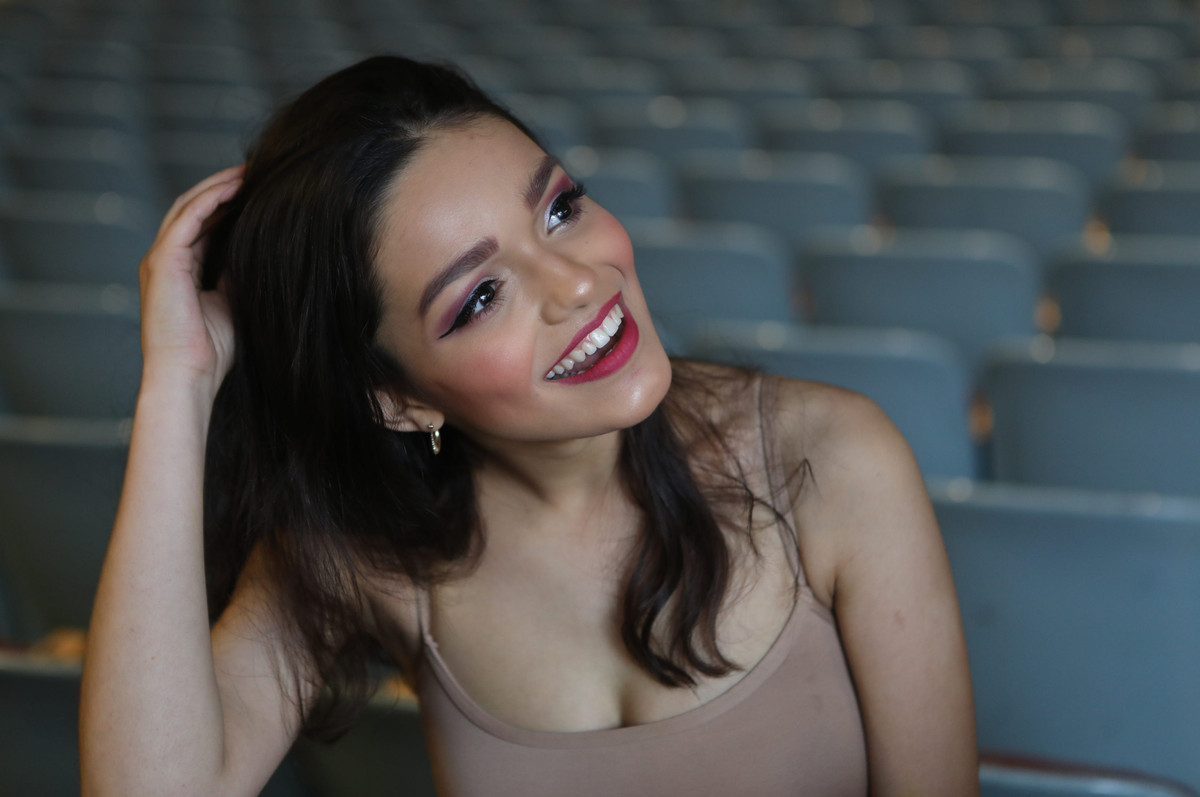 Theo Us Weekly, trước khi gia nhập Hollywood, Zegler đã nổi tiếng ở trường trung học tại New Jersey. Cô hoạt động năng nổ trong các lớp văn nghệ, đóng vai chính trong các vở Người đẹp và quái vật, Nàng tiên cá, 42nd Street và Shrek the Musical... Với mỗi chương trình, cô đều nhận đề cử cho Giải thưởng Sân khấu Trung học Metropolitan - hay còn gọi là Metros. Ảnh: Deadline.