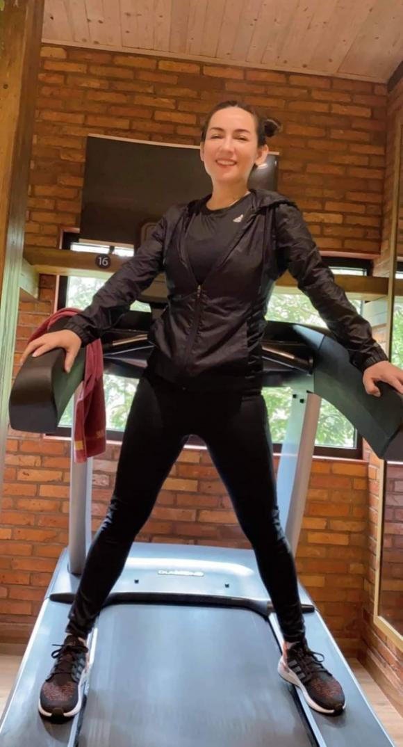 Voc dang cua Phi Nhung o nguong U50 khien ai nay deu bat ngua-Hinh-2