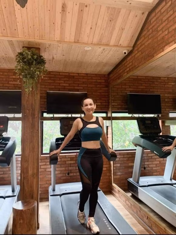 Voc dang cua Phi Nhung o nguong U50 khien ai nay deu bat ngua