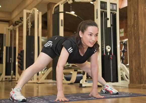 Voc dang cua Phi Nhung o nguong U50 khien ai nay deu bat ngua-Hinh-3