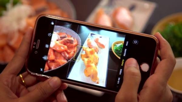 Quan my noi tieng o Nhat thang thung “cam cua” cac YouTuber