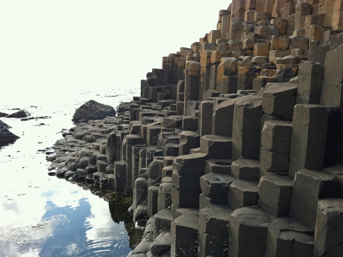  Giant’sCauseway, NearBushmills, Ireland. Được UNESCO công nhận là Di sản thế giới, Giant’sCauseway của Ireland là nơi ngự trị của 40.000 cột đá bazan được tạo nên từ những đợt phun trào núi lửa. Khung cảnh nơi này vô cùng ấn tượng với cảm hứng từ những huyền thoại của người dân địa phương về bước chân những người khổng lồ qua biển để tới Scotland.