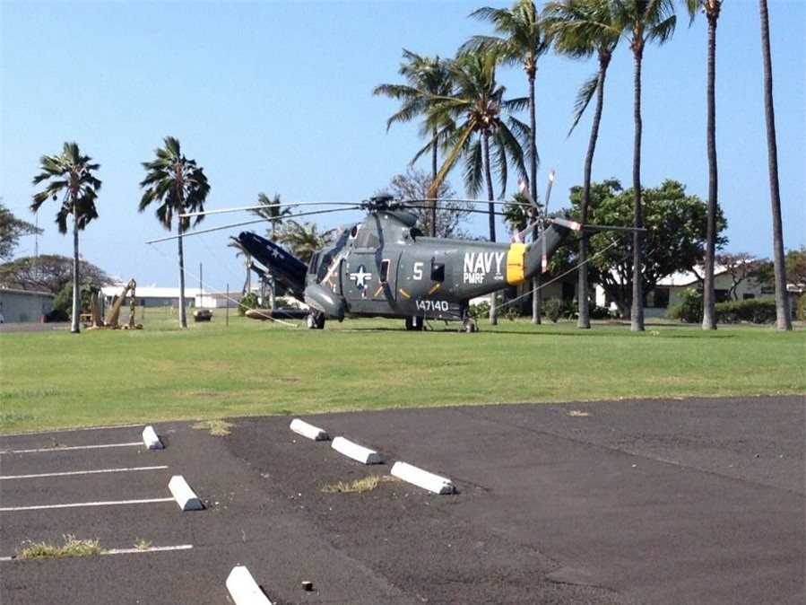  Bãi biển BarkingSands, Hawaii, Mĩ. Ngay cái tên đã gợi ý cho bạn về sự độc đáo của bãi biển này. Cát trên bãi biển tạo nên những âm thanh như tiếng chó sủa khi chúng cọ xát vào nhau. Đi bộ 17 dặm dọc bờ biển sẽ khiến bạn thấy mình như đang đi qua một nơi ồn ào tiếng sủa của những chú chó vậy.