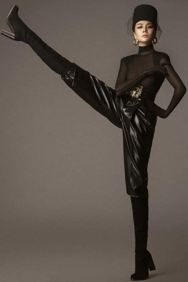 ặp chân dài thẳng tắp 1m12 của Thanh Hằng như sinh ra để tạo chiếc dáng "khó nhằn" này. Người đẹp diện bộ trang phục tuyền đen, mặt che mạn huyền bí, sang trọng.