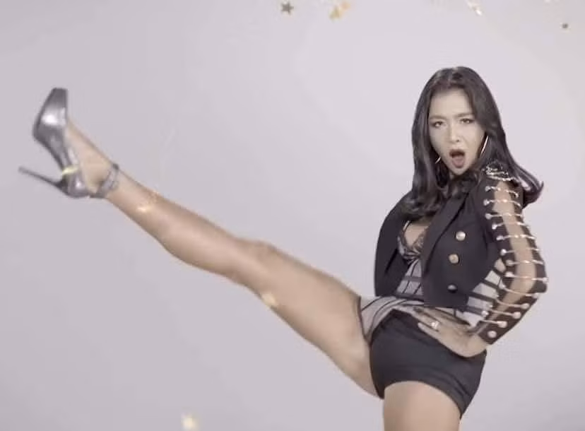 Cũng màn tạo dáng tương tự song cô Lukkade Metinee lại nhận nhiều ý kiến trái chiều nhất. Pha tạo dáng bị dân tình hết gọi là "đau háng hả chị", "sắp ngã tới nơi"... cộng thêm biểu cảm khó hiểu cùng rổ bụng dưới khiến cô mất điểm.