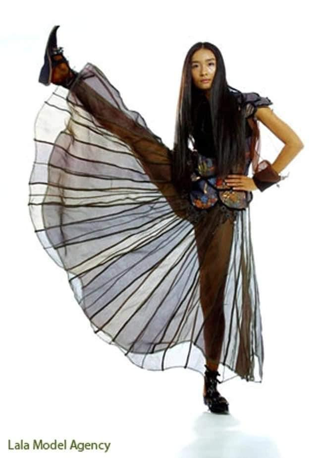 ##ss###dir="auto">Diện chiếc đầm xuyên thấu, Tống Bạch Thủy tạo dáng đá chân cao hết cỡ khoe phần chân váy tuyệt đẹp. Tuy nhiên, cô bị nhận xét là chân kém thẳng, người vẫn hơi khum nên bức hình chưa hoàn hảo.