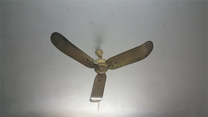 Chiếc quạt trần bền bỉ theo năm tháng. Ảnh: Nhật Linh