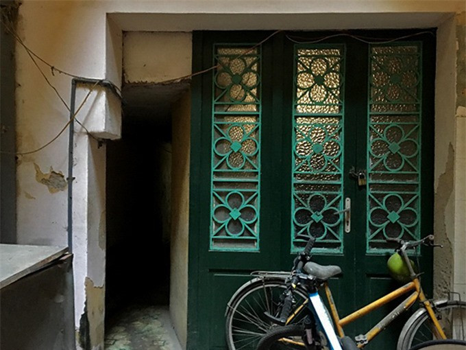 Cửa gỗ màu xanh lá, tường quét vôi vàng là màu đặc trưng của kiến trúc thời Pháp thuộc ở khu phố cổ. Ảnh: Thanh Hải