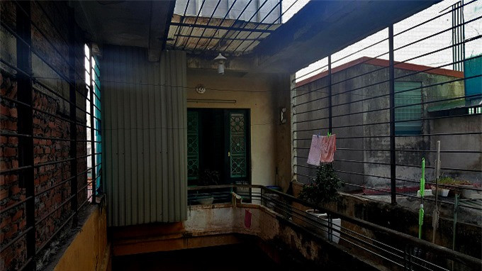 Mặc dù con cái đều thành đạt, có điều kiện nhưng ông Thái An cho biết, mình không có ý định sơn sửa lại nhà. Vì ông muốn giữ vẻ rêu phong, cũ kỹ của ngôi nhà cổ này. Ảnh: Nhật Linh