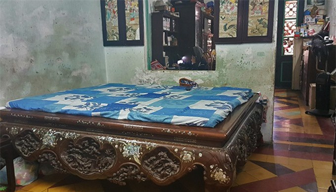 Chiếc tràng kỷ lớn, có tuổi đời gần 100 năm vẫn được ông Thái An giữ gìn. Ảnh: Nhật Linh