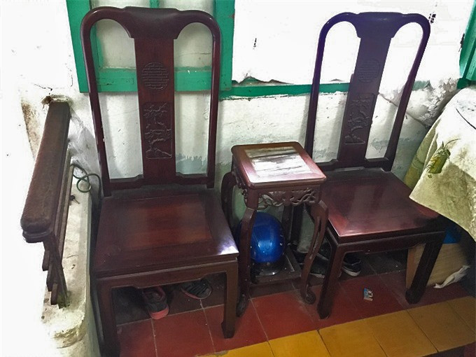 Hai chiếc ghế và đôn cổ bằng gỗ lim được cha mẹ ông Thái An dùng tiếp khách. Ảnh: Thanh Hải